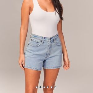 Abercrombie Curve Love High Rise 4 Inch Mom Short